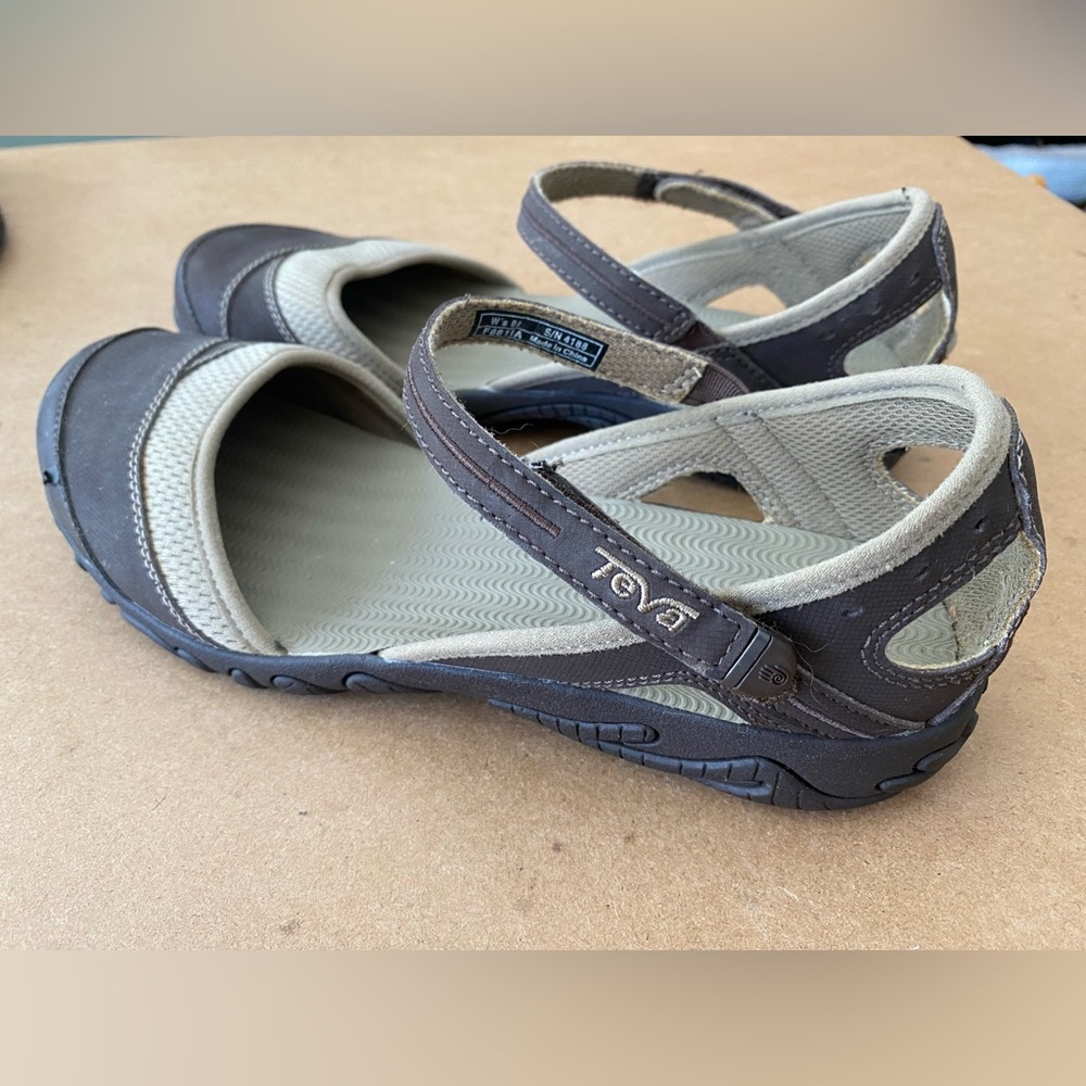 Teva Dual-Tone closed toe Mary Jane’s.  Velcro strap.
